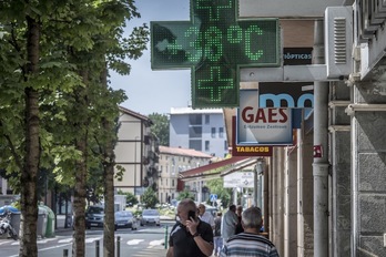 Un termómetro, que no marca la temperatura oficial, alcanza en Andoain los 38 grados a las 12.30. (Gorka RUBIO/FOKU)