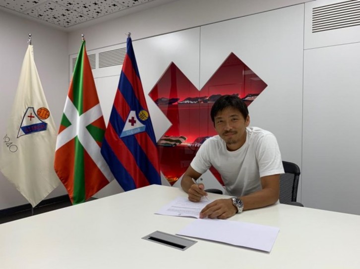 Inui, firmando su nuevo contrato con el Eibar (SD EIBAR)