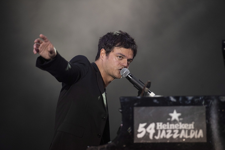 Jamie Cullum, durante la actuación de ayer en Donostia. (Jon URBE / FOKU)