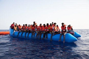 Imagen de archivo de una embarcación a la deriva con decenas de personas migrantes. (Fabian HEINZ / sea-eye.org / AFP