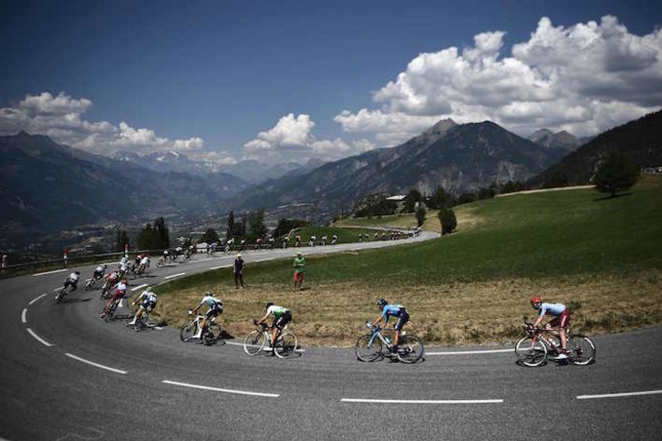 El Tour ha tenido hoy el primer contacto con los Alpes. (Anne-Christine POUJOULAT/AFP)
