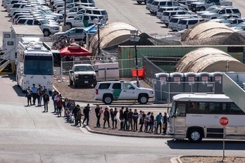 Solicitantes de asilo esperan para tramitar su petición en El Paso. (Paul RATJE / AFP)