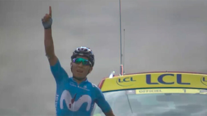 Nairo Quintana celebra su victoria en el Tour de 2019, su última temporada con Movistar. (Marco BERTORELLO/AFP)