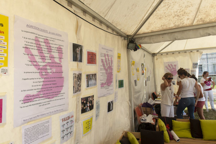 La carpa de Maina, espacio para la prevención de la violencia sexista en las fiestas de Baiona. (Guillaume FAUVEAU)