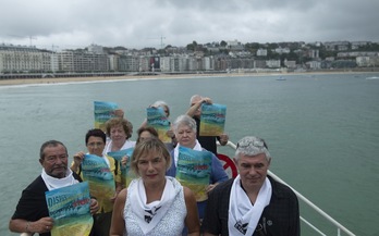 Patricia Velez eta Urtzi Errazkin bozeramaileek eman dute prentsaurrekoa Donostian, senideen babesarekin.(Jon URBE/FOKU)