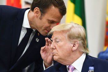 Macron y Trump, durante la reunión del G7 en Chantilly. (Brendan SMIALOWSKI / AFP)