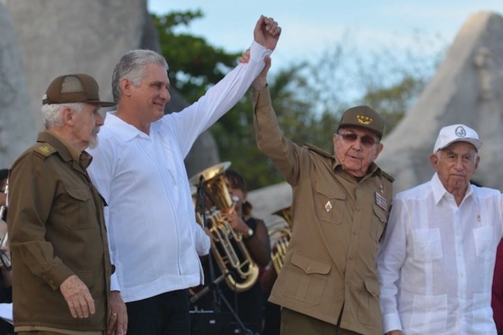 Raniro Valdez, Miguel Díaz-Canel, Raúl Castro y José Ramón Machado, en Bayamo. (Omara GARCÍA MEDEROS /ACN /AFP)