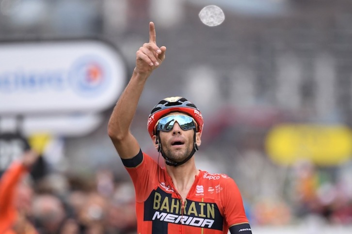Nibali garaipena ospatzen Val Thorensen (Marco BERTORELLO / AFP)