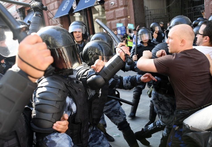 Manifestantes se encaran con policías antidisturbios en Moscú. (Kirill KUDRYAVTSEV / AFP)