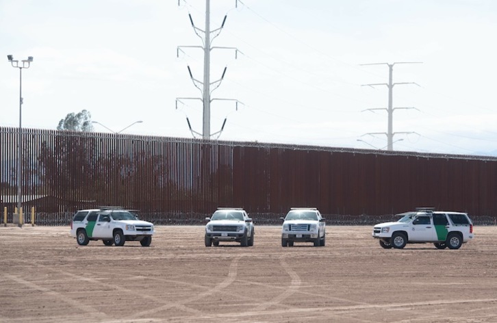 Vehículos de la patrulla fronteriza estadounidense, junto al muro, en Caléxico. (Saul LOEB / AFP))