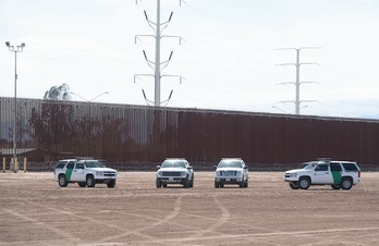Vehículos de la patrulla fronteriza estadounidense, junto al muro fronterizo con México en Caléxico. (Saul LOEB / AFP))