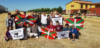 Ugarte, con sus allegados en el exterior de la cárcel de Topas.