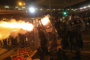La Policía dispara un bote de gas lacrimógeno contra los manifestantes en Hong Kong. (Vivek PRAKASH / AFP)