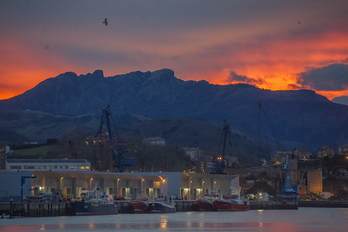 Amanecer en Aiako Harriak, desde el puerto de Pasaia. (Juan Carlos RUIZ / FOKU)