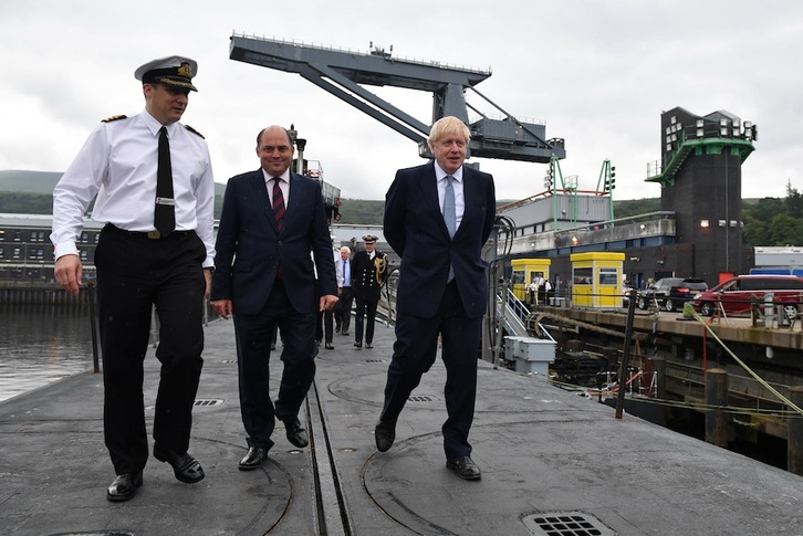 Boris Johnson, visitando el submarino Vengeance, en Garelochhead, cerca de Glasgow.(Jeff. J. MITCHELL/AFP PHOTO)