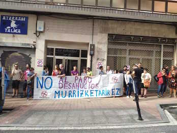 Concentración ante el portal en el que se encuentra la vivienda que iba a ser desalojada. (@argitan_baraka)