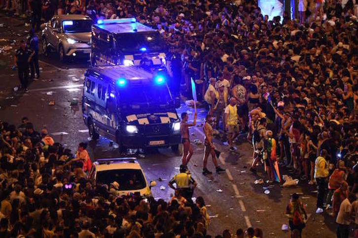 Furgonetas policiales en la marcha del Orgullo en Madrid. (GABRIEL BOUYS / AFP)