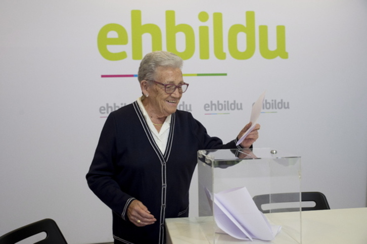 Una simpatizante de EH Bildu, votando. (Iñigo URIZ/FOKU)