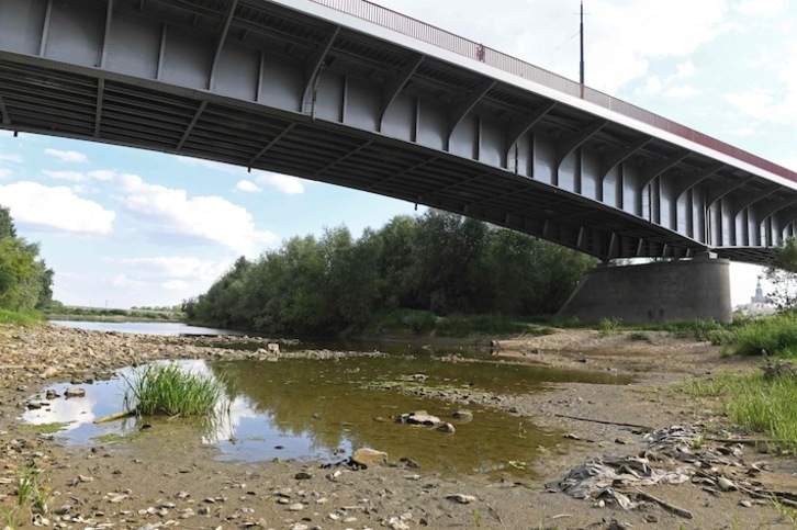 Varsoviako Vistula ibaian azken urteetako ur-emari txikiena erregistratu zen uztailaren 25ean.(Janek SKARZYNSKI/AFP)