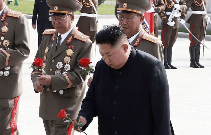 Kim Jogn Un, en una visita al cementerio de los mártires. (AFP)