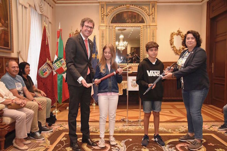 Edurne y Zeledon Txiki han recibido el paraguas que lucirán el 7 de agosto. 