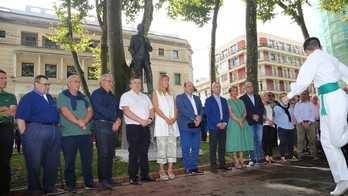 Tradicional acto del partido ante Sabin Etxea, con ofrenda floral y aurresku ante la estatua a Sabino Arana. (PNV)