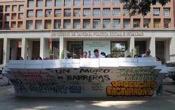 Imagen del muro que han derribado frente al Ministerio de Sanidad. (Yo Sí Sanidad Universal)