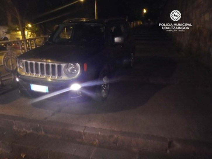 El vehículo ha quedado atascado en las escaleras que bajan del paseo de Hemingway a la cuesta de Labrit. (POLICÍA MUNICIPAL DE IRUÑEA)