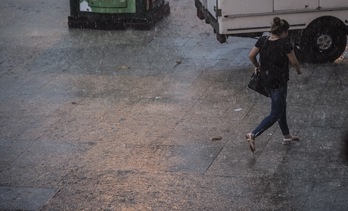 El amanecer ha estado marcado por las tormentas en Euskal Herria. (Jagoba MANTEROLA | FOKU)