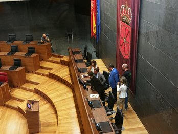 Unai Hualde, presidente del Parlamento, ultima detalles con trabajadores de la Cámara para el Pleno de hoy. (@MartxeloDiaz)