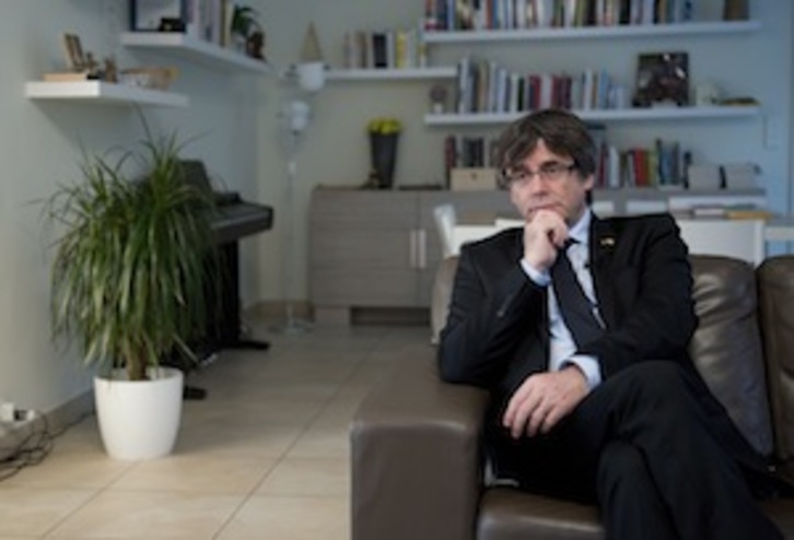Carles Puigdemont, en su casa del exilio de Waterloo. (Raúl BOGAJO | FOKU)