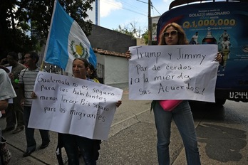Dos mujeres participan en Ciudad de Guatemaña en una protesta contra el acuerdo migratorio alcanzado por EEUU y Guatemala. (Johan ORDONEZ / AFP)