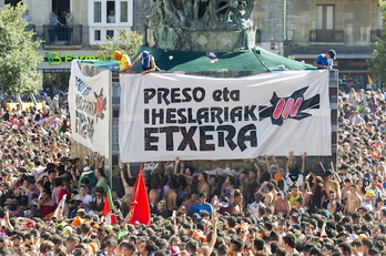 Pancartas durante la bajada de Celedón. (Juanan RUIZ/FOKU)