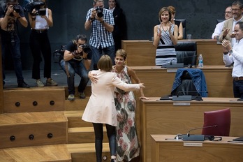 Uxue Barkos pasa el relevo a María Chivite, esta tarde en el Parlamento navarro. (Iñigo URIZ | FOKU)