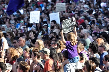 Mujeres y hombres de todas las edades, en la protesta de esta tarde en Bilbo. (FOKU)