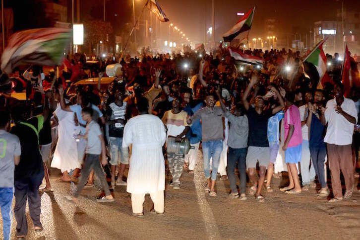 Manifestantes celebran de madrugada en Jartum la noticia del acuerdo alcanzado. (Ashraf SHAZLY/AFP)