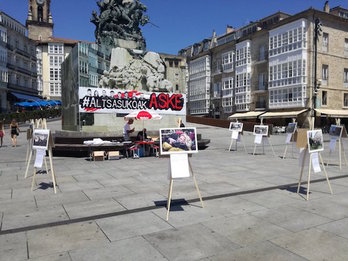 Imagen de la muestra que se puede ver en la plaza de la Virgen Blanca. (NAIZ)