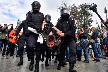 La Policía detiene a uno de los manifesatantes en la plaza Pushkinskaya, en Moscú. (Alexander NEMENOV/AFP)