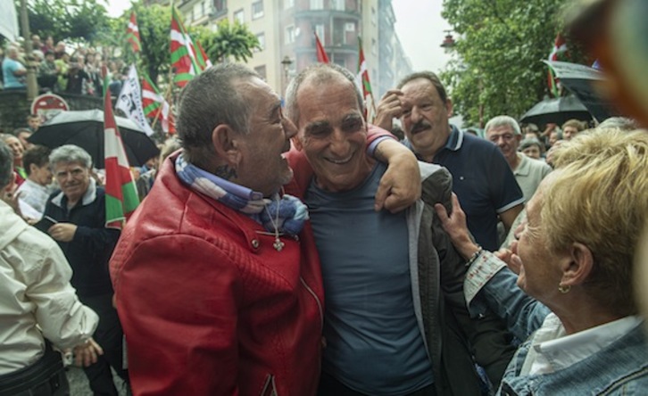 Vecinos de Hernani reciben a José Javier Zabaleta, tras 29 años en prisión.(Jon URBE/FOKU)