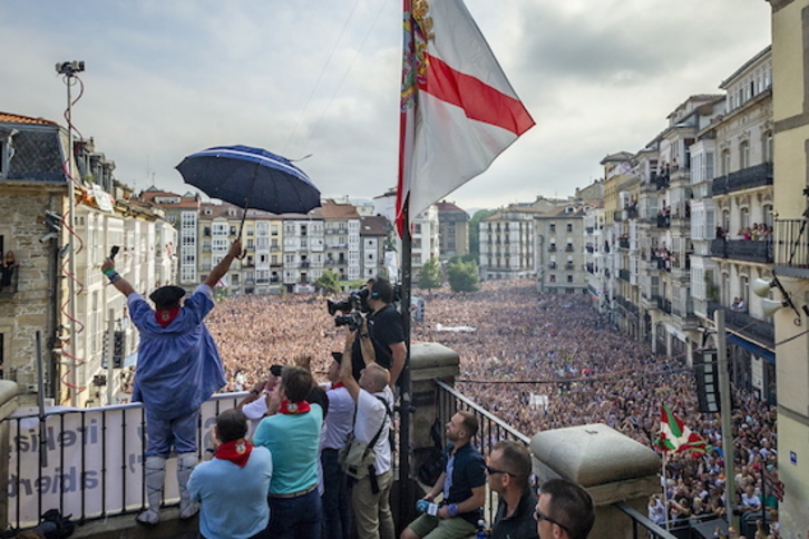 Miles de personas han llenado la plaza de la Virgen Blanca. (Jaizki FONTANEDA/FOKU)