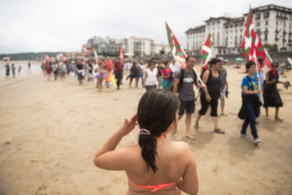 La revendication s’est faite entendre par les touristes profitant de la plage d’Hendaye. ©Guillaume FAUVEAU