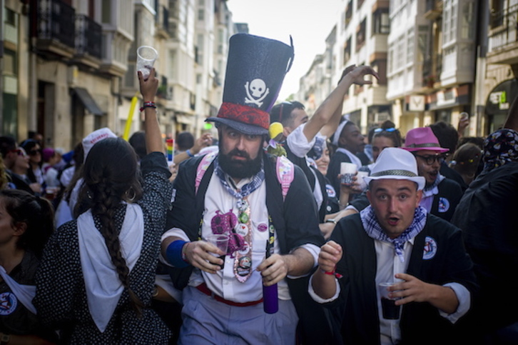 Kalejira de ida a la plaza. (Jaizki FONTANEDA/FOKU)