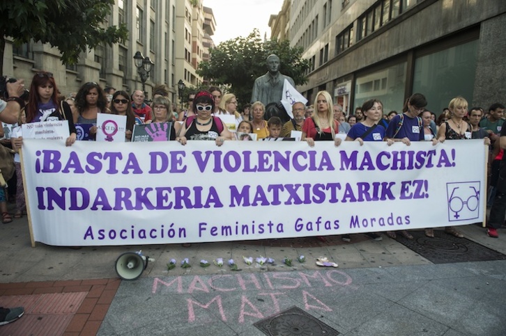 Pancarta que reza «Basta de violencia machista» en la concentración de Bilbo. (Monika Del Valle/FOKU)
