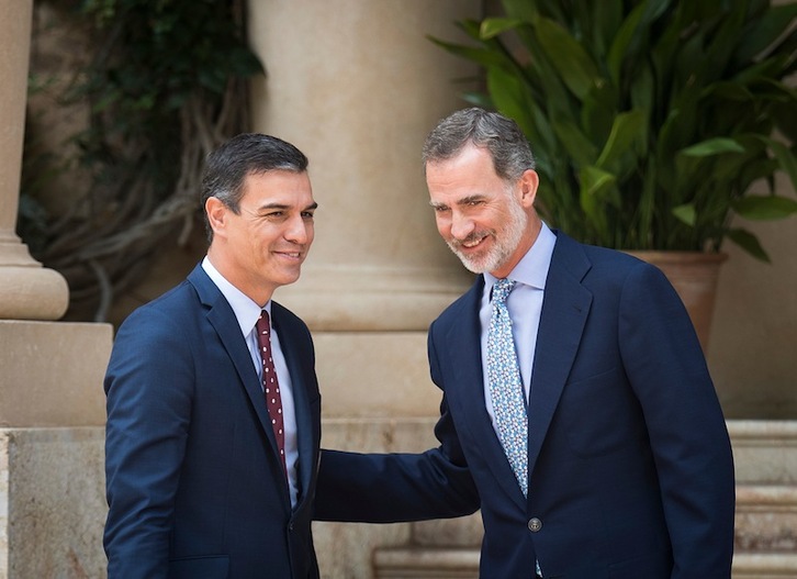Pedro Sánchez y Felipe de Borbón, en su intrascendente reunión veraniega. (Jaime REINA | AFP)
