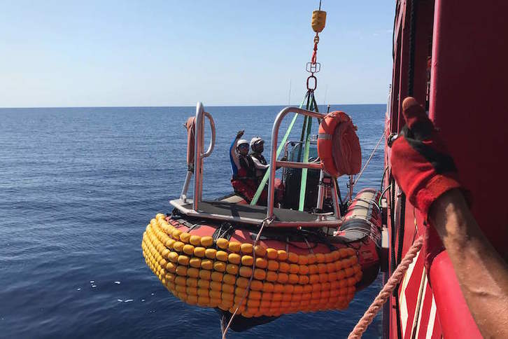 Simulacro de rescate a bordo del Ocean Viking, de las ONG Médicos Sin Fronteras y SOS Mediterranée, que zarpó de Marsella el pasado domingo. (Anne CHAON/AFP)