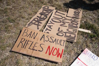 Pancartas por la prohibición de rifles de asalto. (Megan JELINGER /AFP)