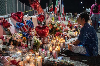 Recuerdo y homenaje a los fallecidos en El Paso. (PAUL RATJE / AFP)