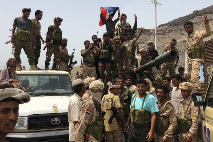 Milicianos independentistas del Sur, apoyados por Abu Dabhi, celebrando la toma del control de Aden. (Nabil HASAN | AFP)