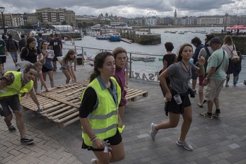 Gazteak, jo ta ke lanean gaur goizean kaian. (Juan Carlos RUIZ | FOKU)