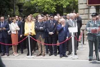 Chivite, rodeada de cargos de la derecha en un acto de la Guardia Civil en Iruñea. (Jagoba MANTEROLA | FOKU)